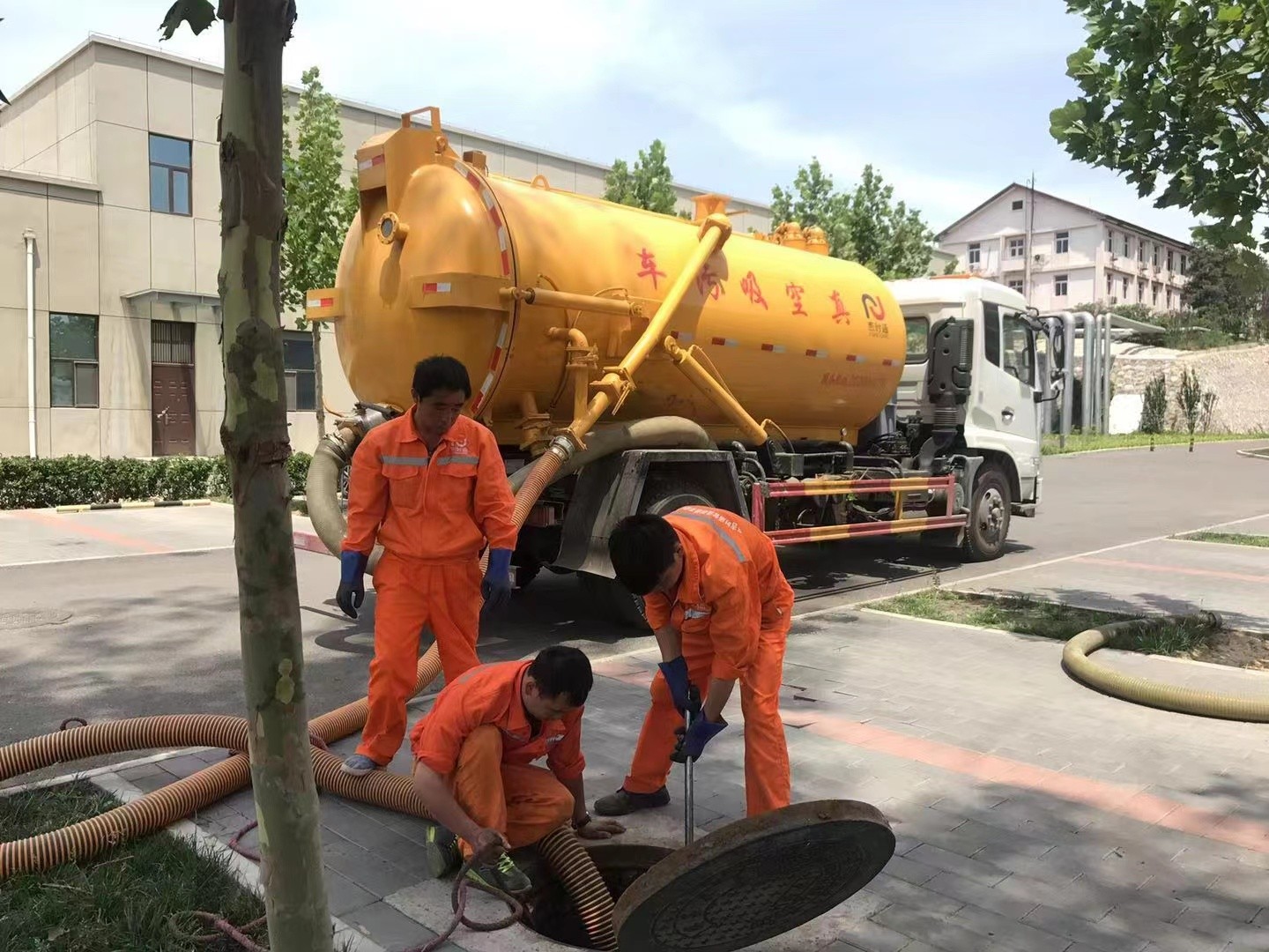 大宁管道疏通车停在窨井附近