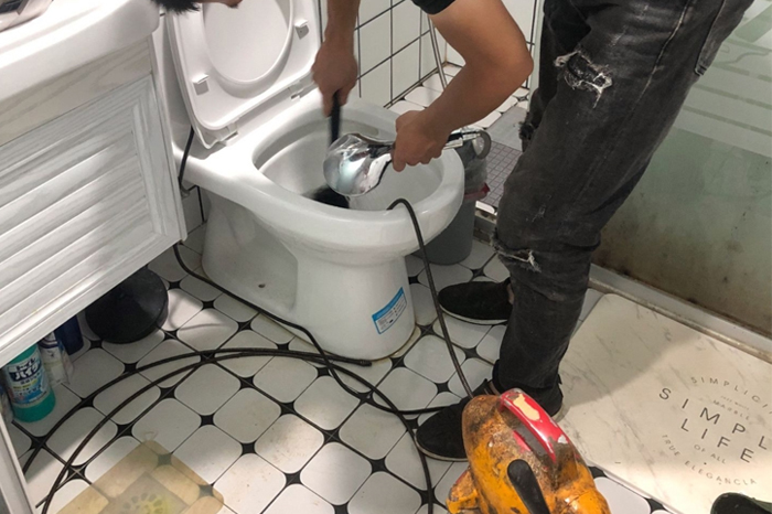 大宁马桶堵塞自己疏通还是找师傅？专业上门服务让你省时更省心